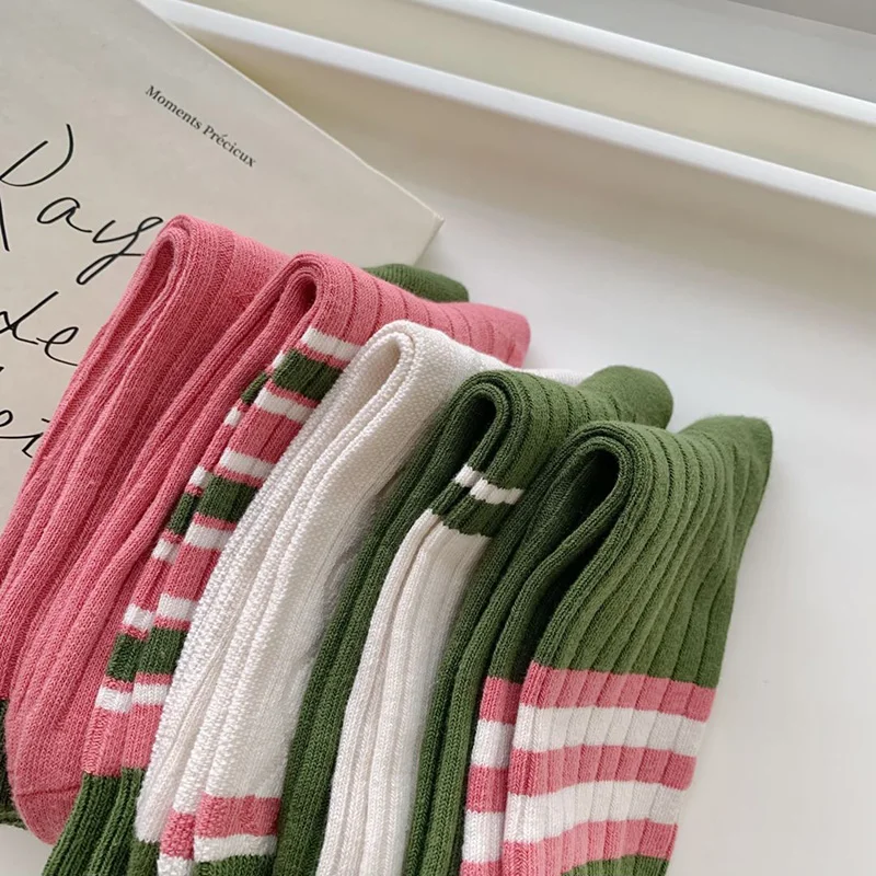 thumbnail image 5 of Calcetines deportivos con estampado de rayas para mujer, de tubo mediano, estilo coreano, de invierno, con rayas rosas y verdes, transpirables, suaves, de algodón, para la escuela, 5 of 6