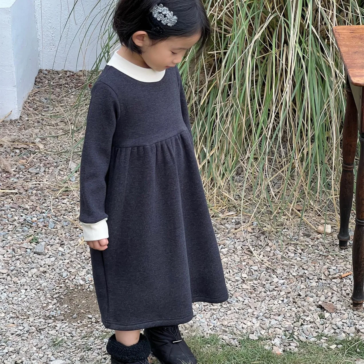 

Girls Casual Dresses Korean Childrens Clothing Winter Season New Plush Black Versatile Soild Round Collar Pleated