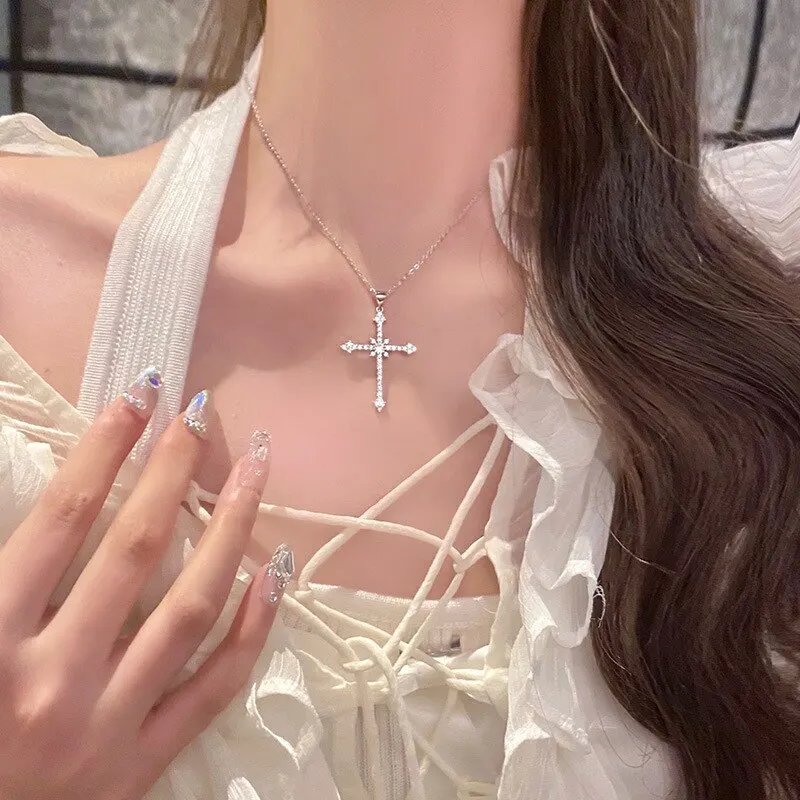 Colar com pingente de cruz de diamantes e estrela ouro branco_voghion.com