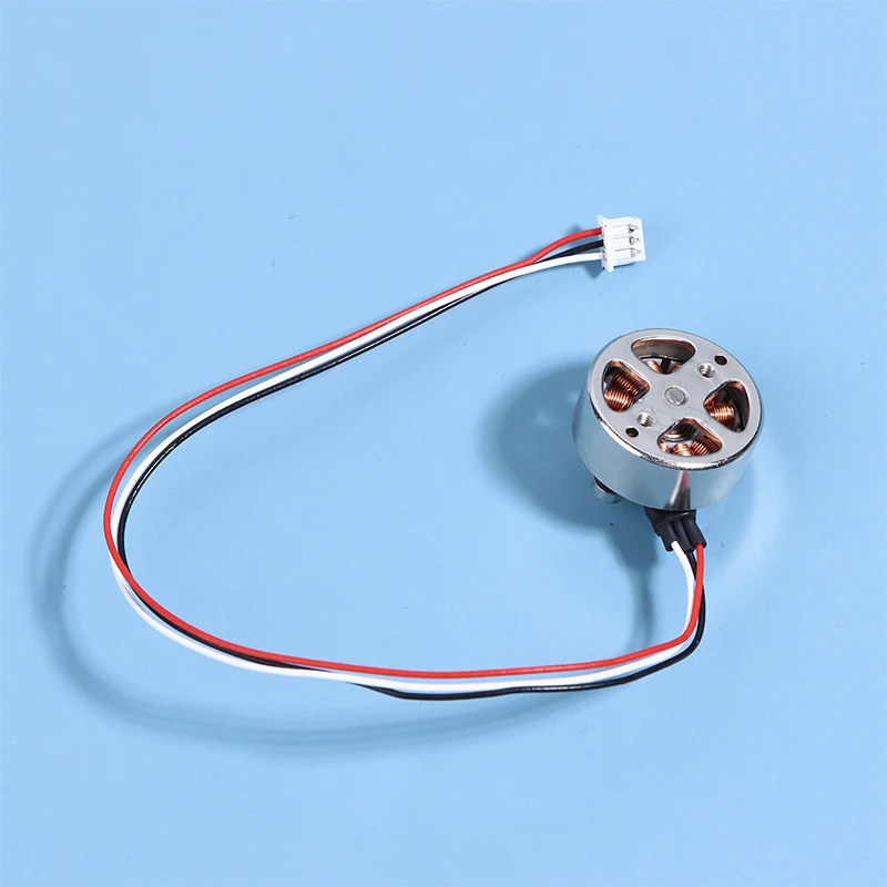 Moteur Brushless 1504 7.4V 2000-2800KV installé sur un bras de quadricoptère, prêt à l'emploi.