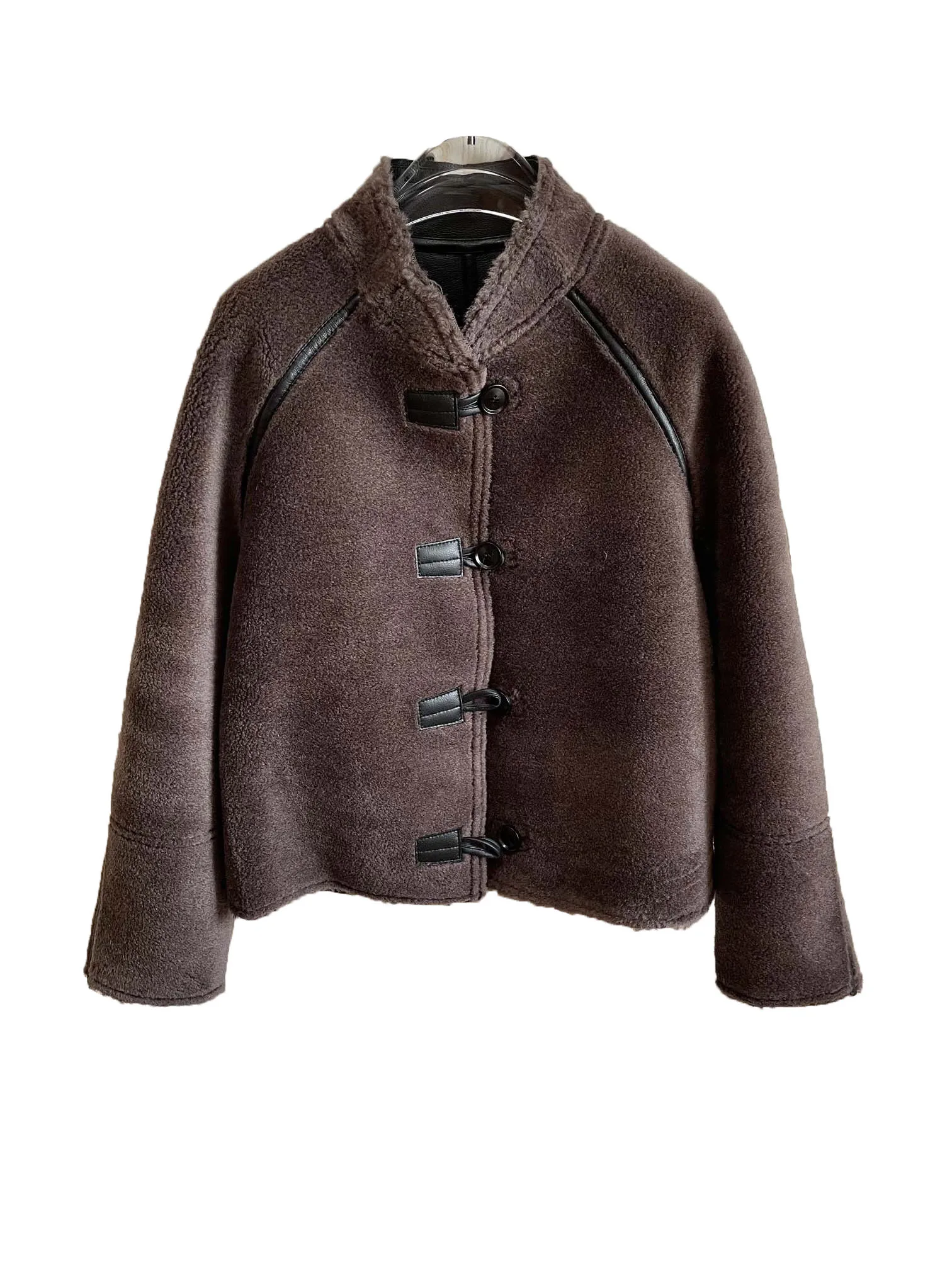 

Lambswool jacket round neck short loose version splicing two sides wear design warm and cozy 2023 winter new 1127