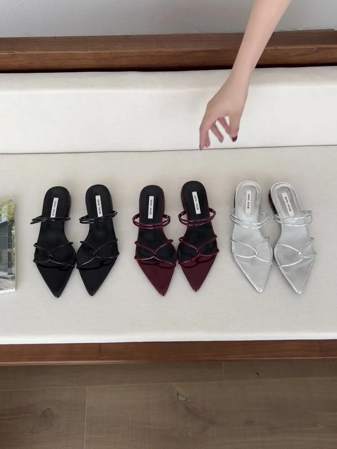 

Шлепанцы женские на плоской подошве, резиновые сандалии, заостренный носок, В гавайском стиле, римские сланцы, пикантная обувь из искусственной кожи, на каблуке-копытце