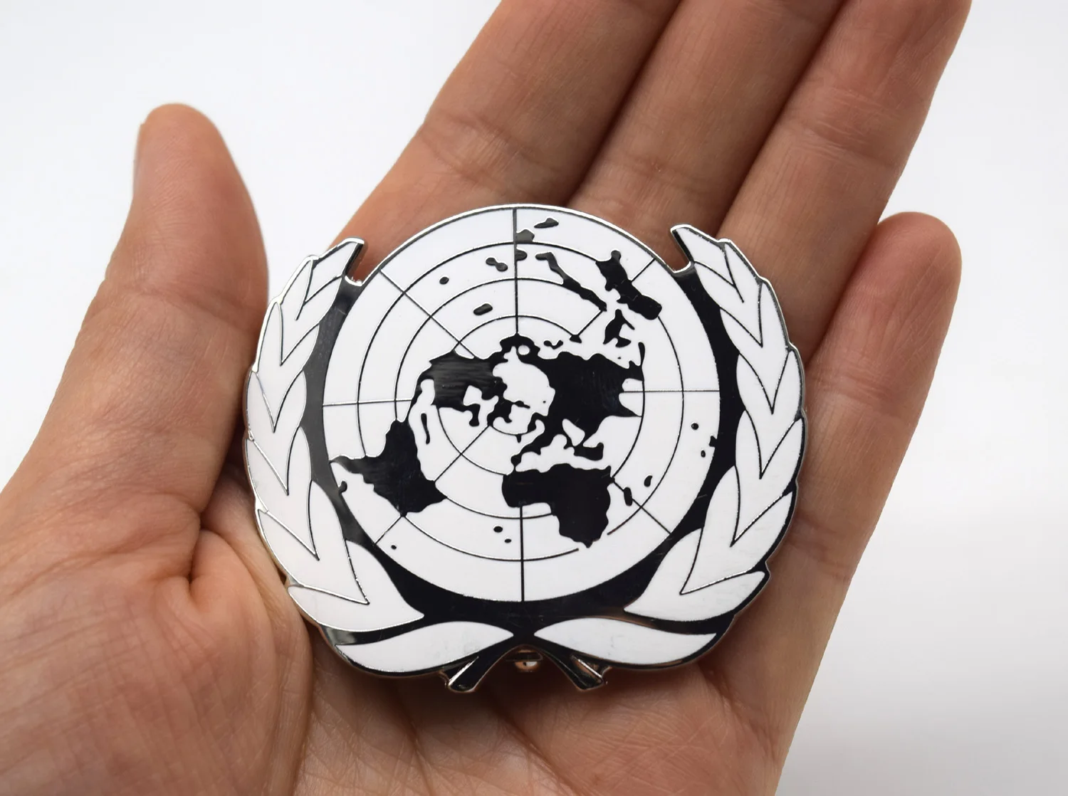 Siliver United Nations Peacekeeping Force UN BLUE BERET Hat Badge