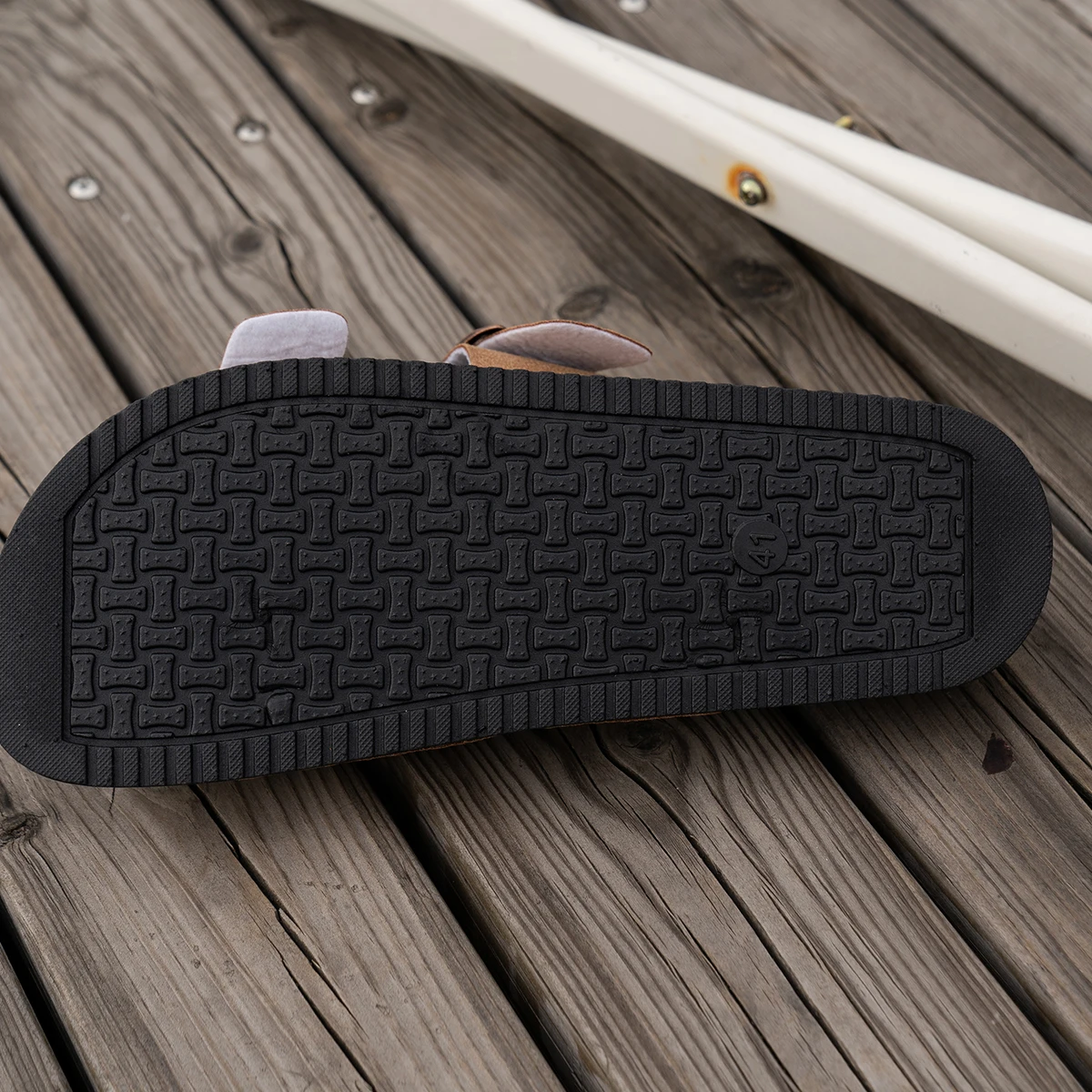 شباشب عصرية للرجال والنساء للمنزل في الهواء الطلق...