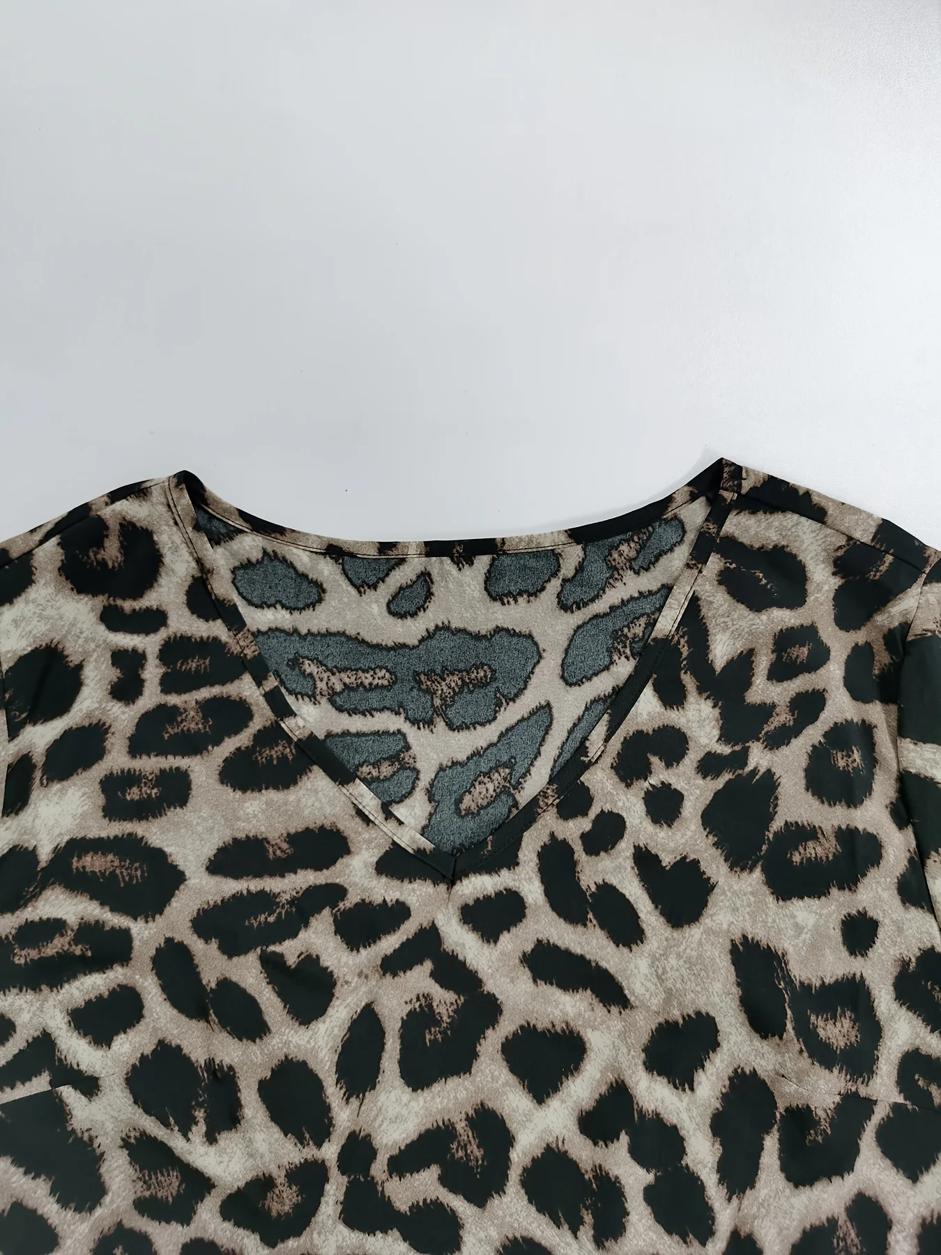 Elegant Directed Leopard Print V-Neck Lantern Sleeve Long Sleeve Shirt Sophisticated Fashionable Women's Top - Image 6