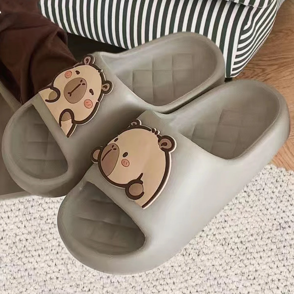 thumbnail image 1 of Bonitas zapatillas de suela gruesa con diseño de capibara para mujer, sandalias de baño, playa, interior, zapatos de verano para parejas, 1 of 5
