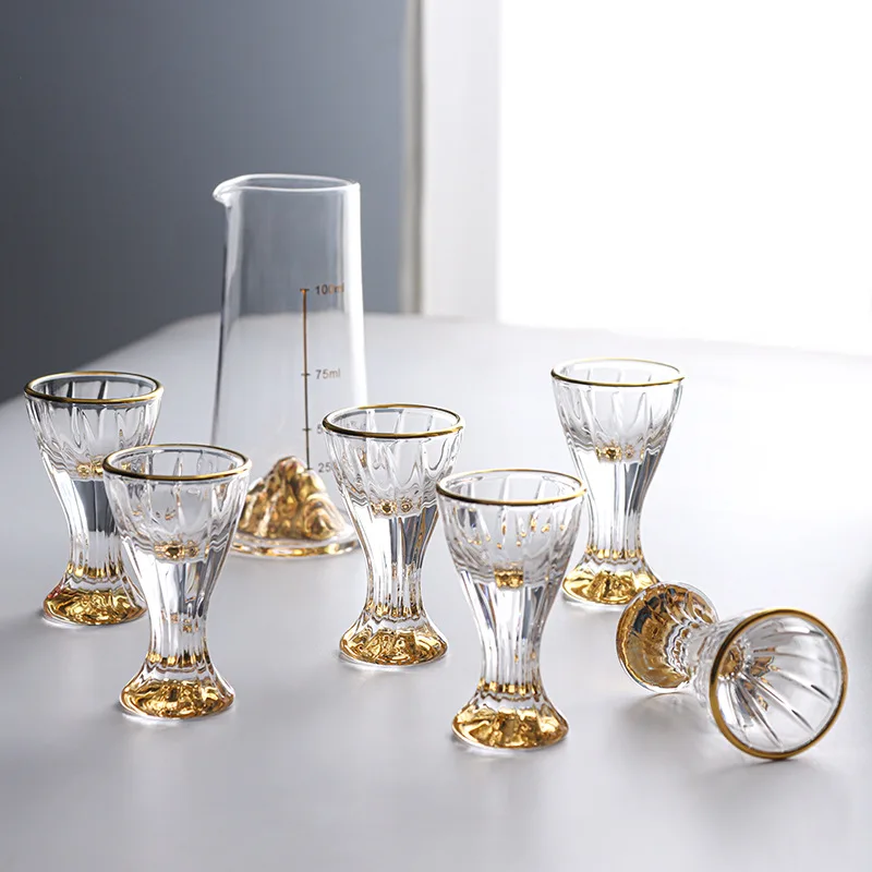 Ensemble, Distributeur De Verres À Liqueur Et Ensemble De Gobelets