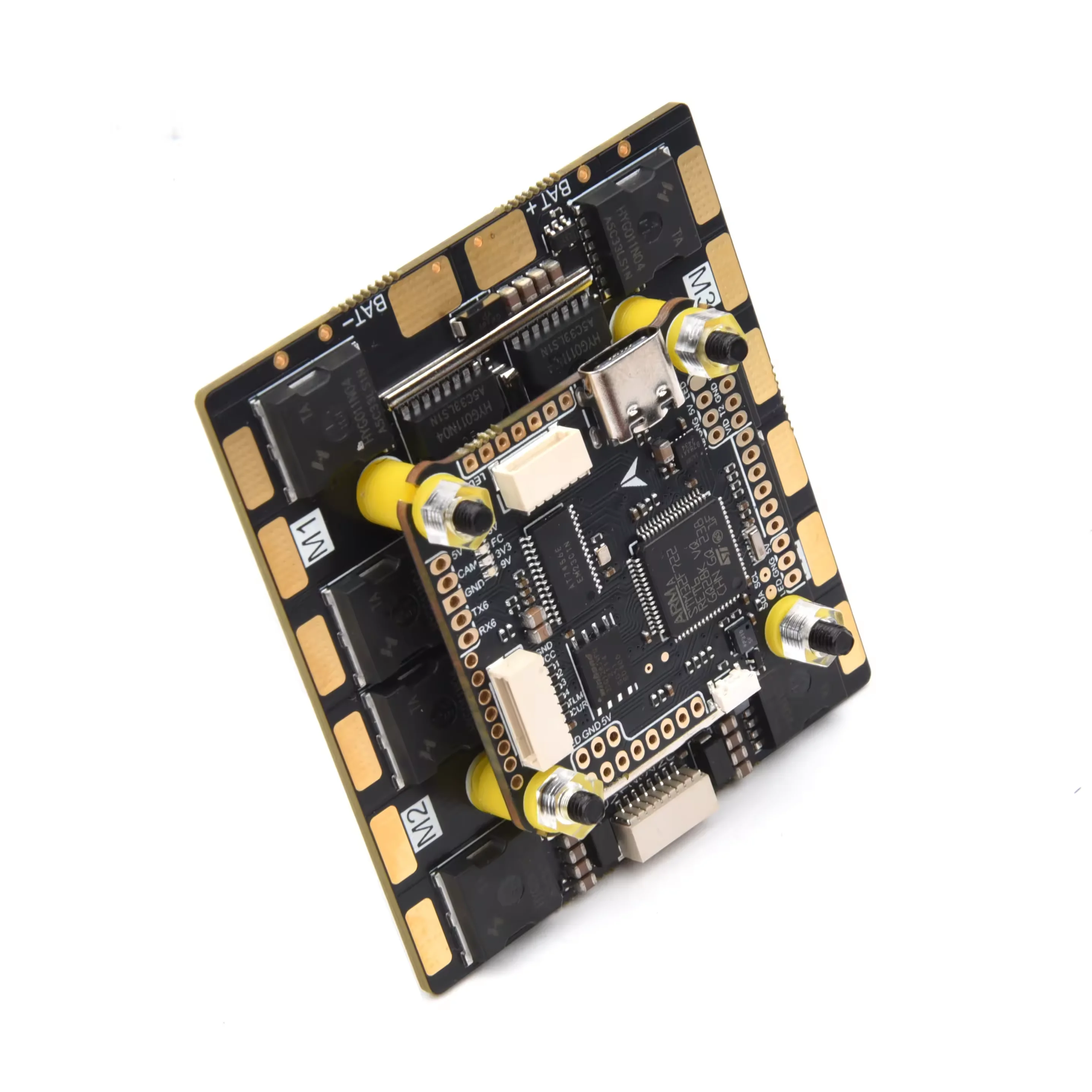 Détail des soudures et des pads du contrôleur de vol F722 et ESC 100A 4-en-1 pour drone FPV.