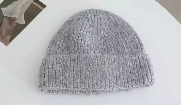 Neue Herbst- und Wintermütze aus Strick mit warmer, dicker Ausführung, klassischem Stil und schmaler Passform. – Detail 3