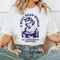 Une femme bien lu est une créature dangereuse, un fichier SVG PNG, un design d'art rétro bookish vintage tendance pour les t-shirts graphiques, les sacs fourre-tout, St 1