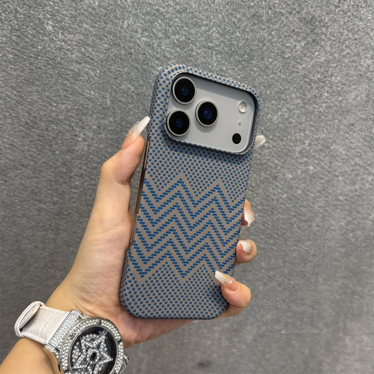 ตัวเลือกสินค้า เคส iPhone ไร้ขอบลายคาร์บอนไฟเบอร์ พร้อมชาร์จ Magsafe