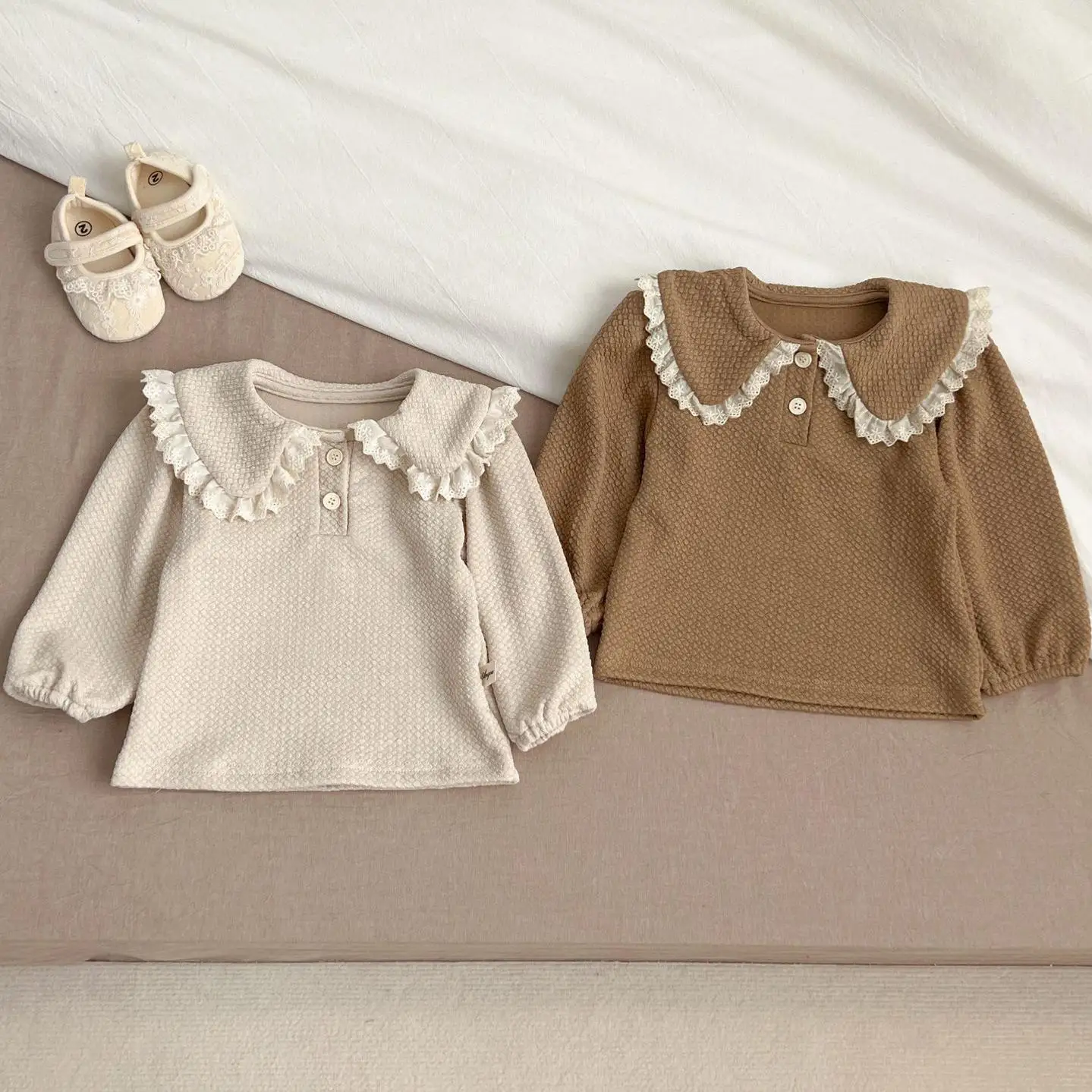 

Новинка 2024 года, Весенняя однотонная Детская футболка с длинными рукавами свободные топы с кружевными лацканами для маленьких девочек, хлопковые футболка для младенца, Детский Повседневный пуловер, рубашка