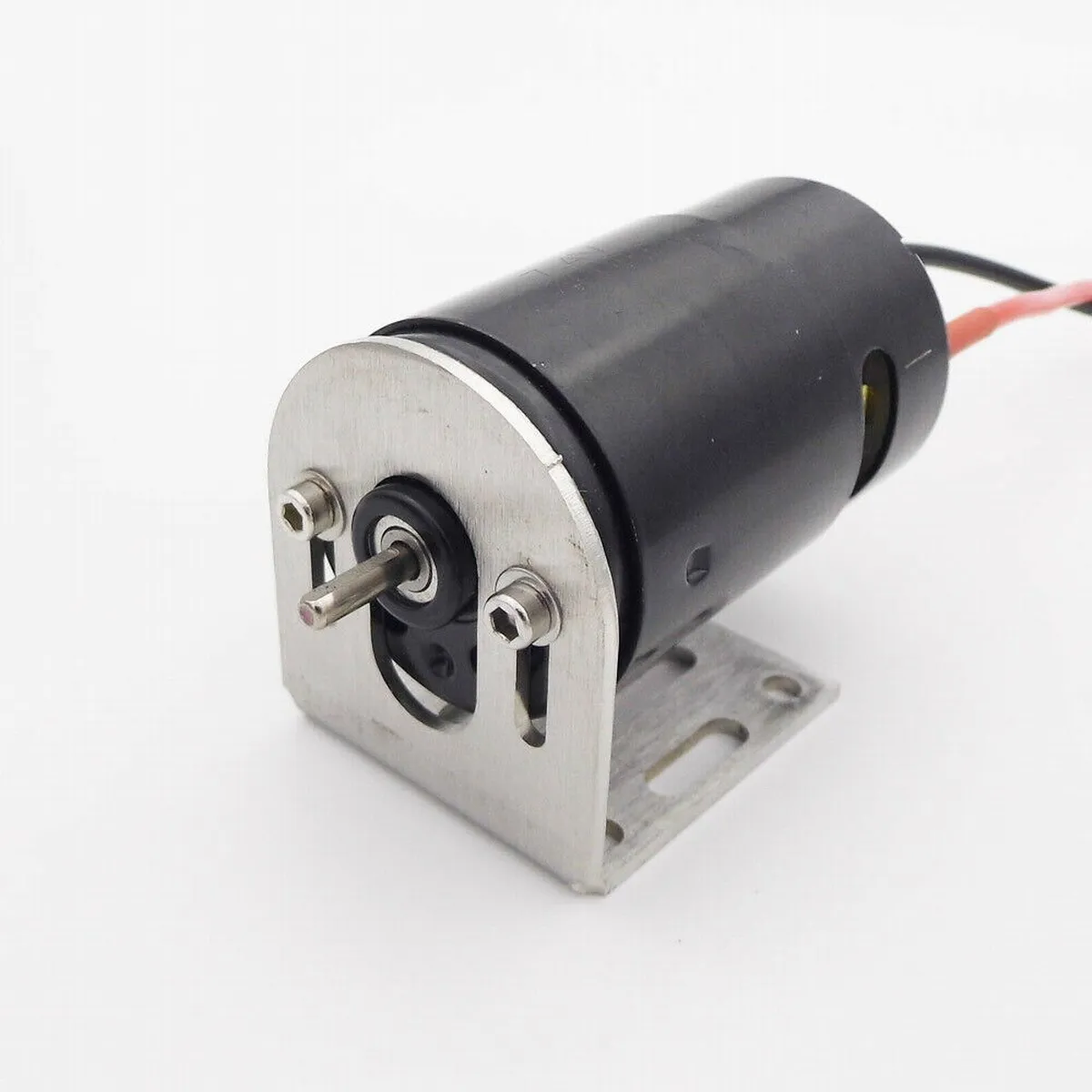 Support de montage pour moteur RC en acier inoxydable 304, installé sur un châssis avec moteur 550 fixé, vue d'ensemble.