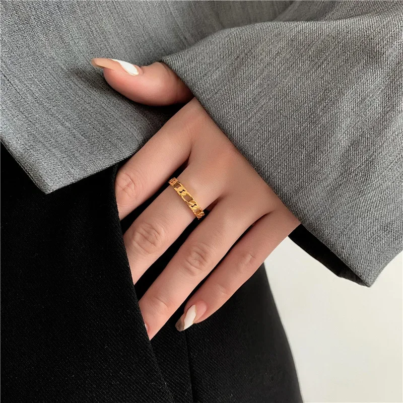 Vintage French Hollow Chain Twist Ring Women's Fashion - Main Image