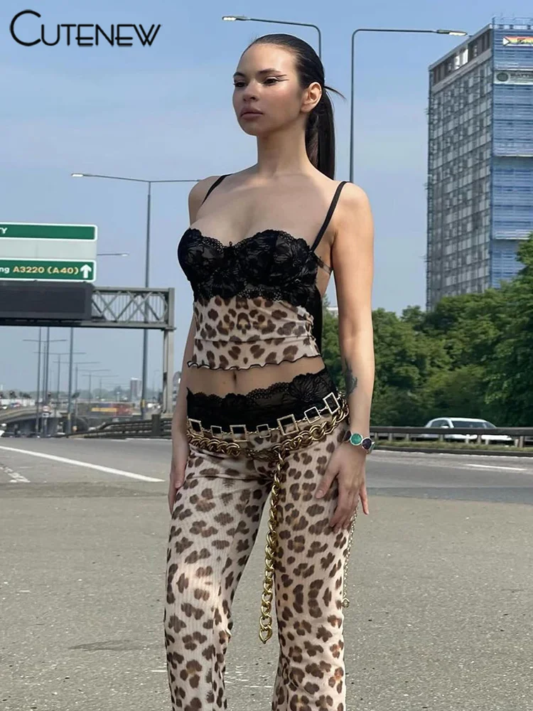 Conjunto de dos piezas de encaje con retazos para mujer, camisola sexy estilo hipster con tirantes finos y pantalones ajustados de cintura alta, ropa femenina