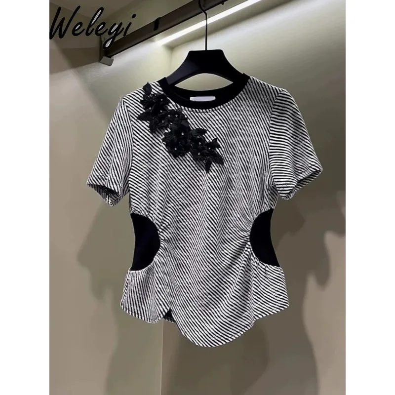 camiseta-de-moda-coreana-para-mujer-camisa-de-manga-corta-a-rayas-grises-cintura-ajustada-nicho-top-de-flores-tridimensional-2024