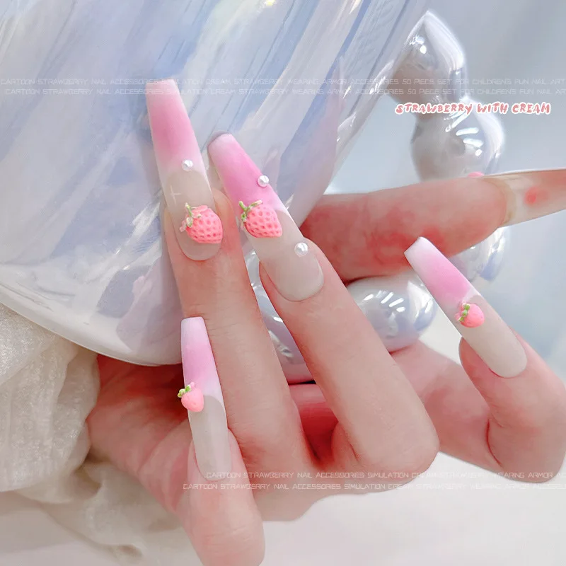 50pcs 크림 같은 딸기 네일 아트 액세서리 플랫 백 레진 네일 참 3D 혼합 색상 딸기 과일 네일 장식 쥬얼리