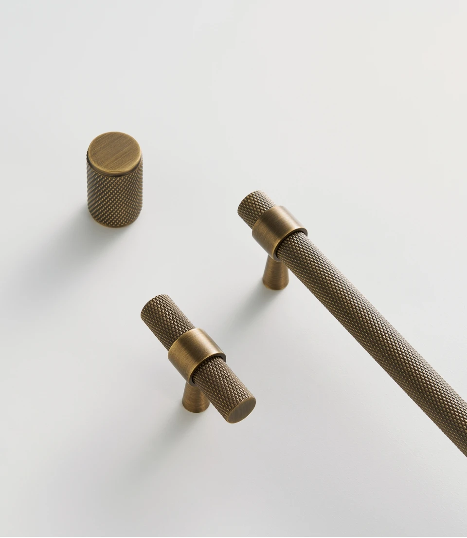 Cabinet Knobs and Door Pulls