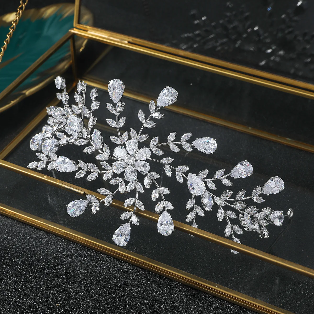 

YCDZSWWL Stylish Handcrafted Hair Accessories for Bride Party Decorations and Special Occasions