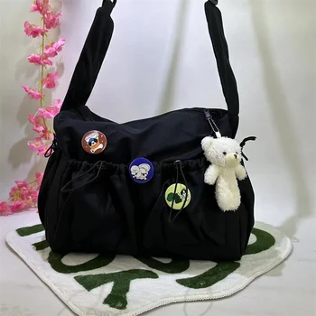 حقيبة كتف من قماش أكسفورد، حقائب كروس عصرية بسيطة مع جيب أمامي قابل للتوسيع، حقيبة سفر ذات سعة كبيرة وقلادة شارة 5