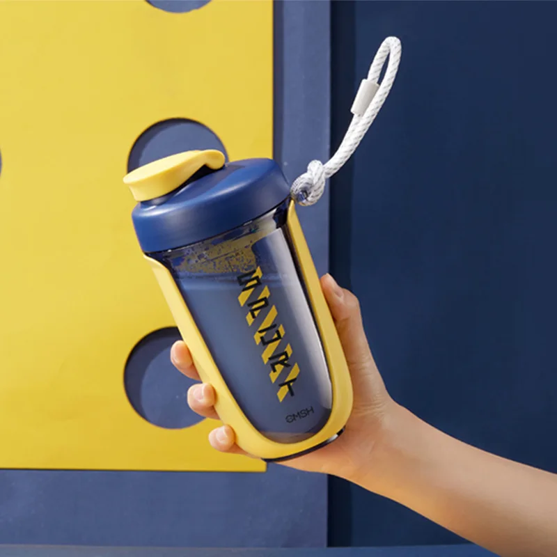 

590ml plastic anti scald shaking cup protein powder cup with lifting rope, sports and fitness outdoor portable water cup