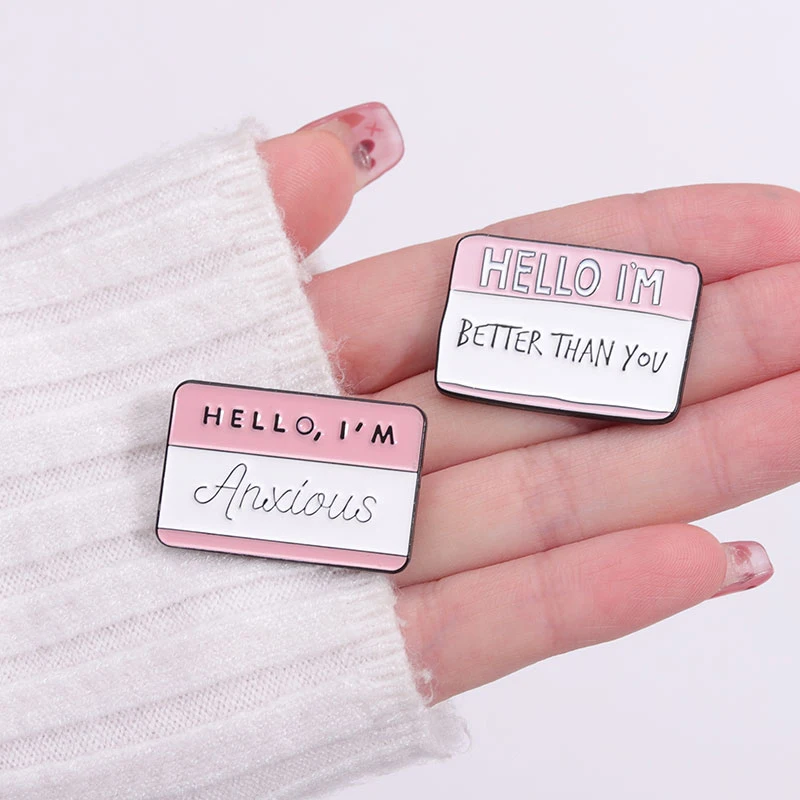 Hallo ich bin... Sammlung Emaille Pins genial sterben in meinem Namen ist Ärger Broschen Knopf Abzeichen Schmuck Geschenk Freunde