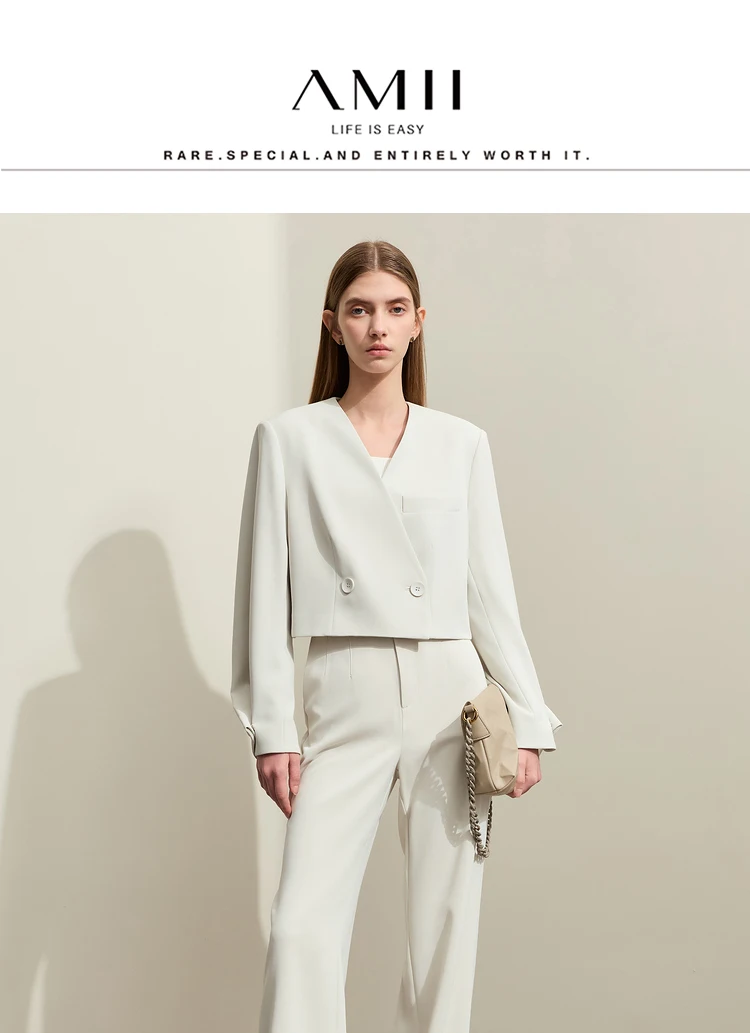 donna che indossa blazer ampio e completo pantaloni a gamba larga vista frontale