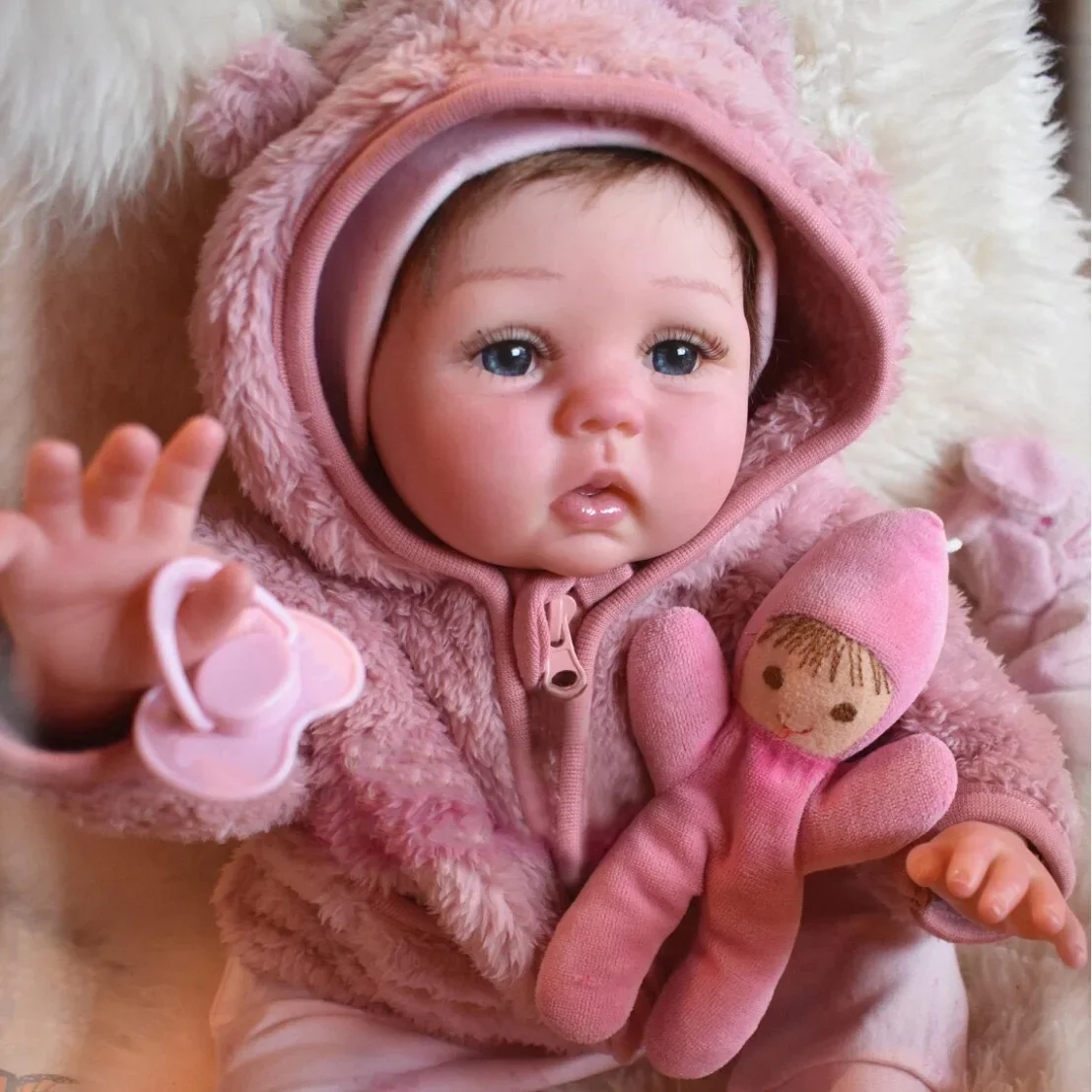 55Cm Lucy Reborn Baby Cute Face Realistica Baby Girl Doll Soft Touch Cuddly Toddler Girl Regalo Di Natale
