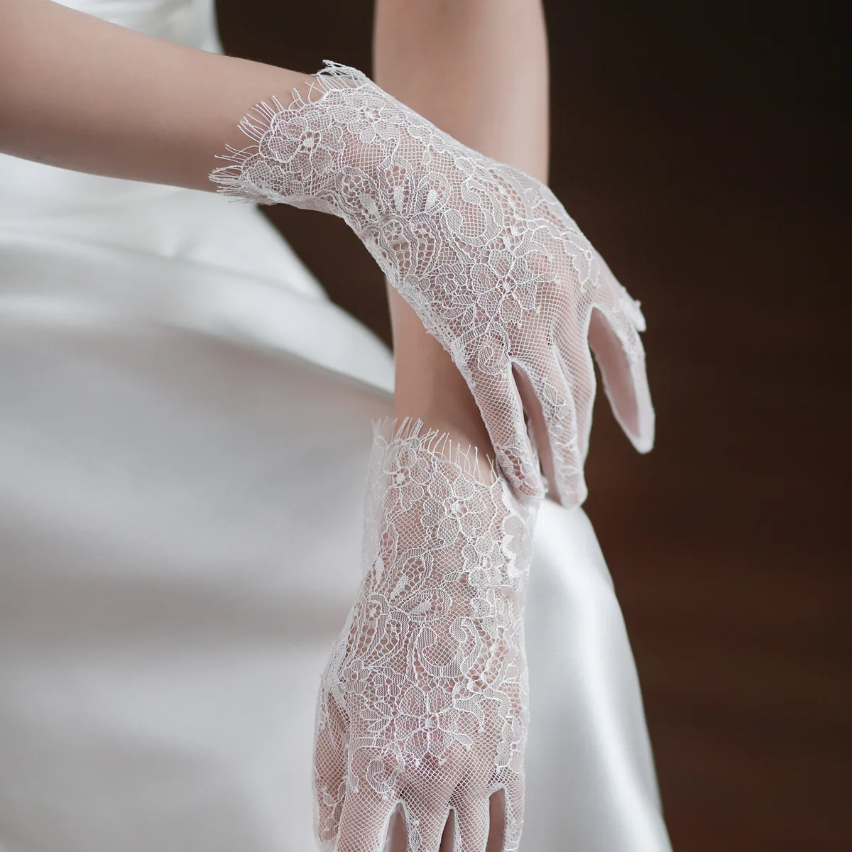 New Fashion High Quality White Short Lace Hollow Tulle Gloves All Finger Women's Wedding Dress Party Accessories