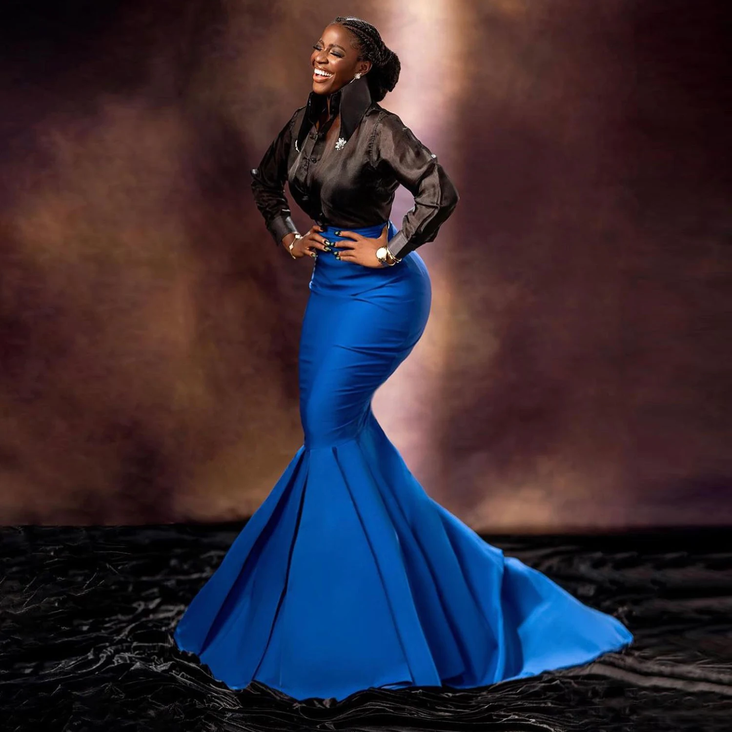 Порноға түсірілген шлюздер Анасы порно видеода ұлын жыныстық қатынасқа түсіреді.