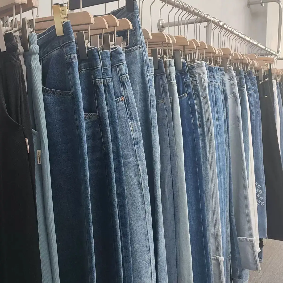 Slightly flawed trousers [non-returnable]