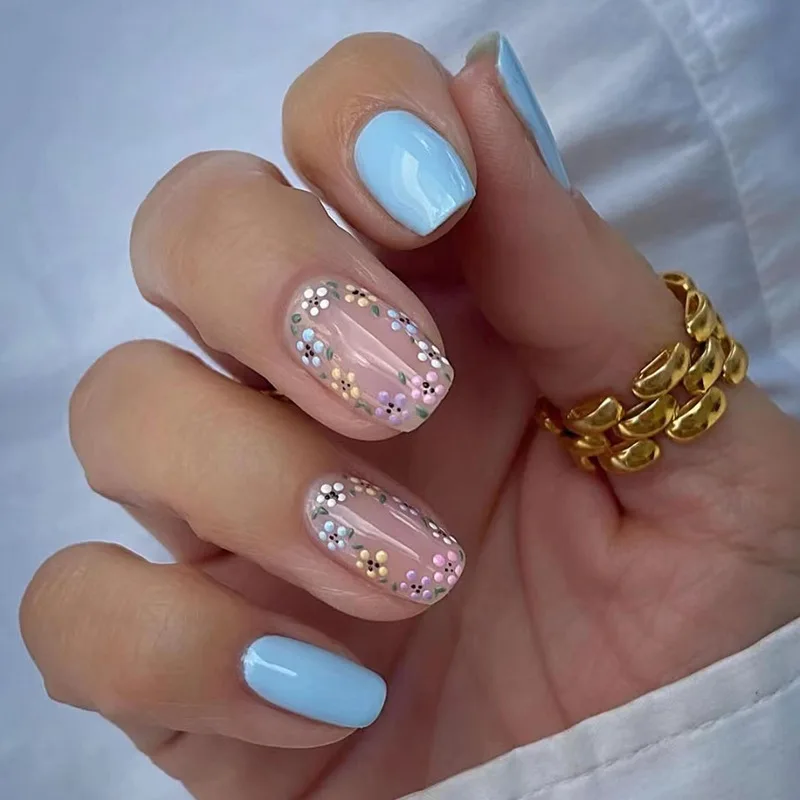 24-teiliges künstliches Nagelset mit kurzem, rundem Kopf, niedliche Blume, blaue künstliche Nägel mit Kleber, einfach tragbar, vollständige Nagelabdeckung_voghion.com