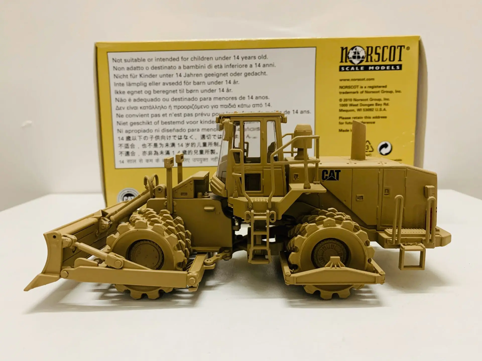 

Norscot Caterpillar Cat Military 815F Soil Compactor 1:50 Scale DieCast Model 55254