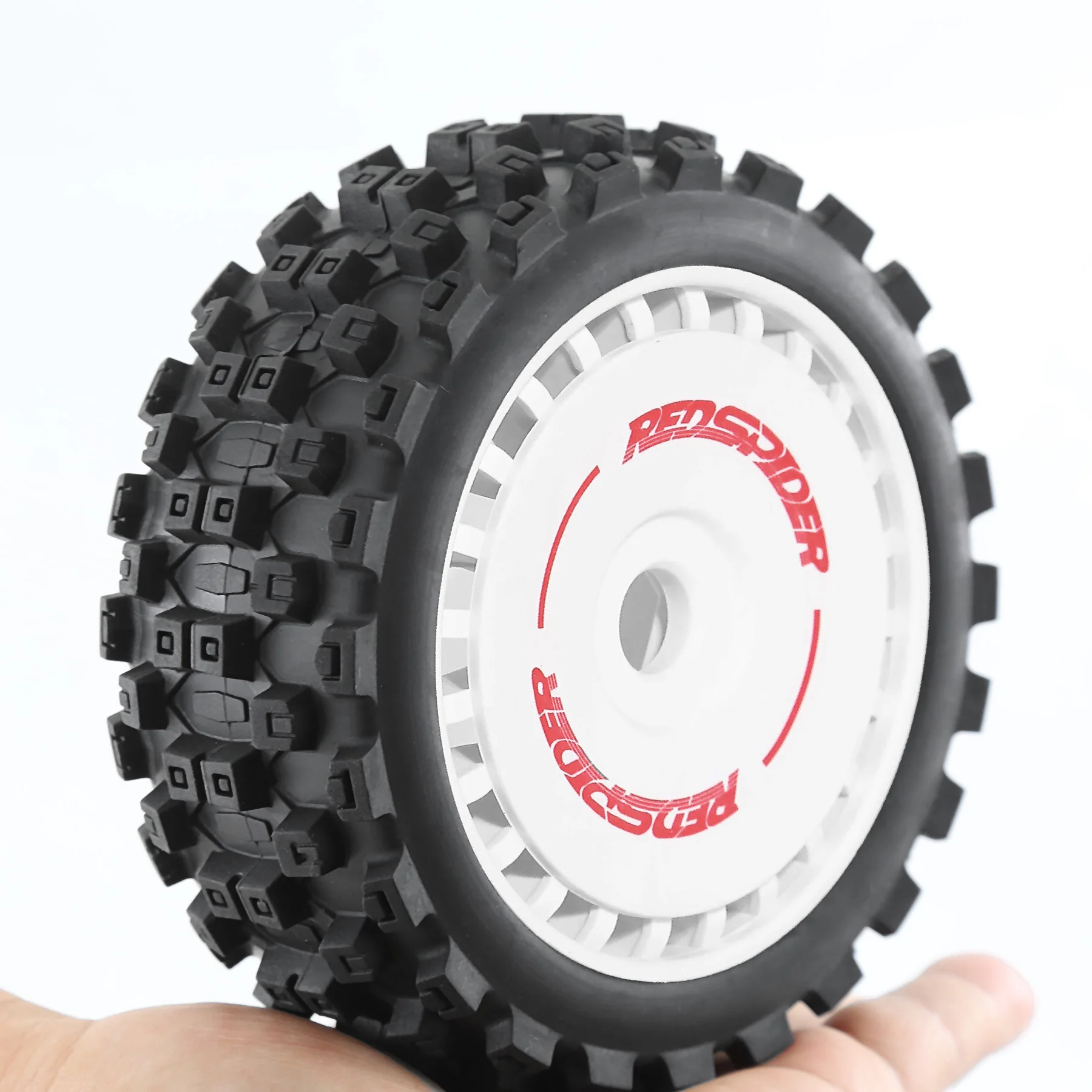 Buggy RC 4WD tout-terrain en action, franchissant une bosse de terre, roues en l'air, parfait pour le off-road