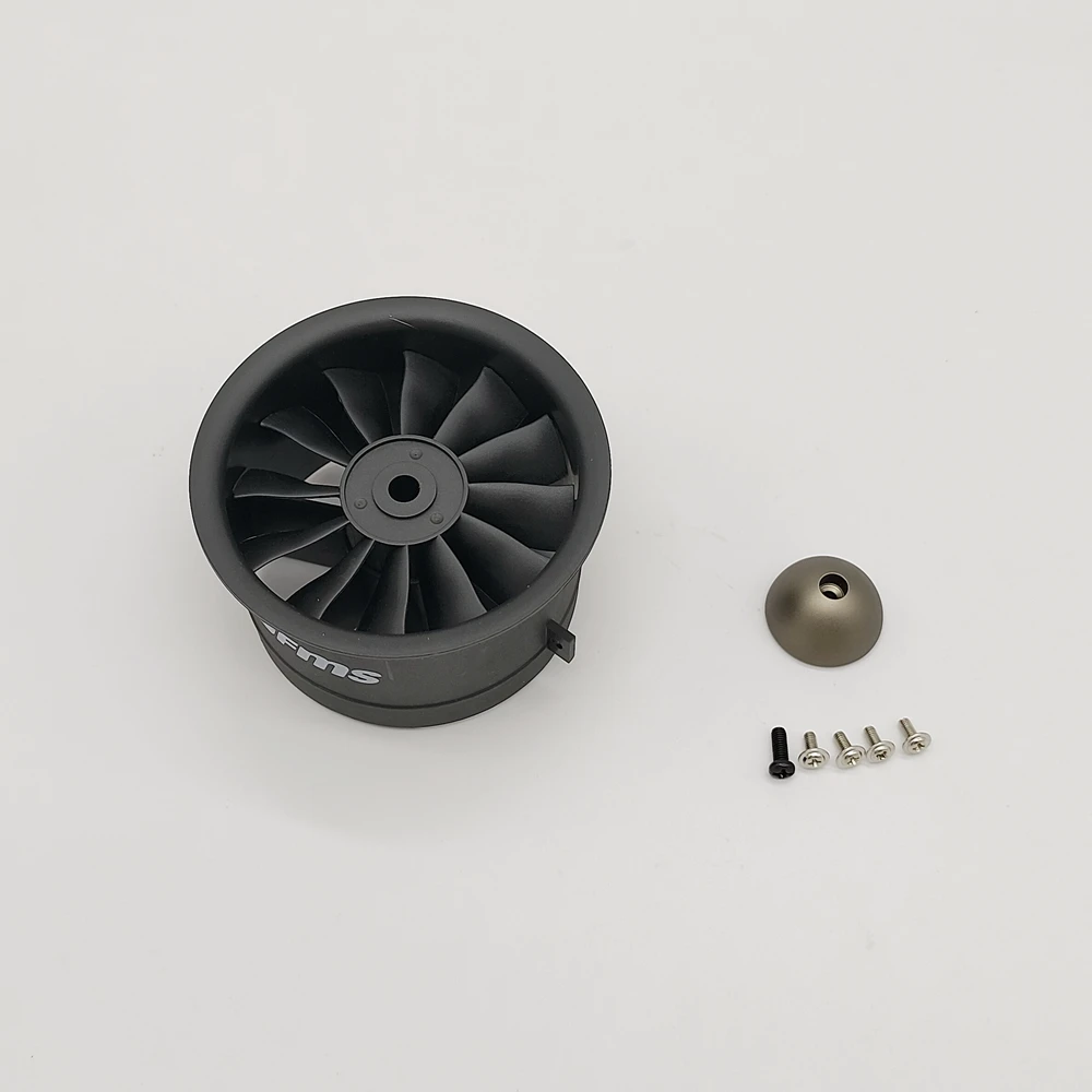 Détail des pales du ventilateur FMS 64mm 12 pales EDF pour avion RC, blanc, sur fond sombre