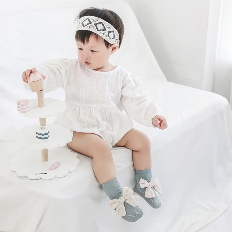 2025 Korean Style Anti-Slip Newborn Baby Leather Sole Floor Socks with Big Bowknot for Walking Toddler Non Slip Footwear Socks