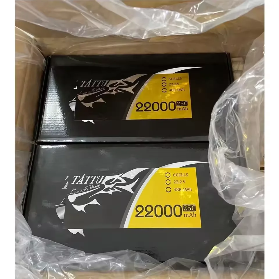 Gros plan sur l'étiquette d'une batterie LiPo 6S 16000mAh 25C pour drone RC, indiquant les spécifications.