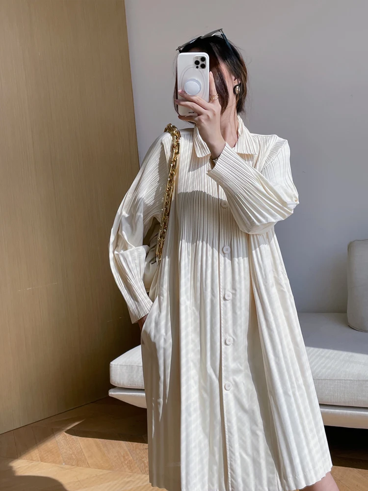 Miyake 2025 Spring And Summer New Women's Single-breasted White