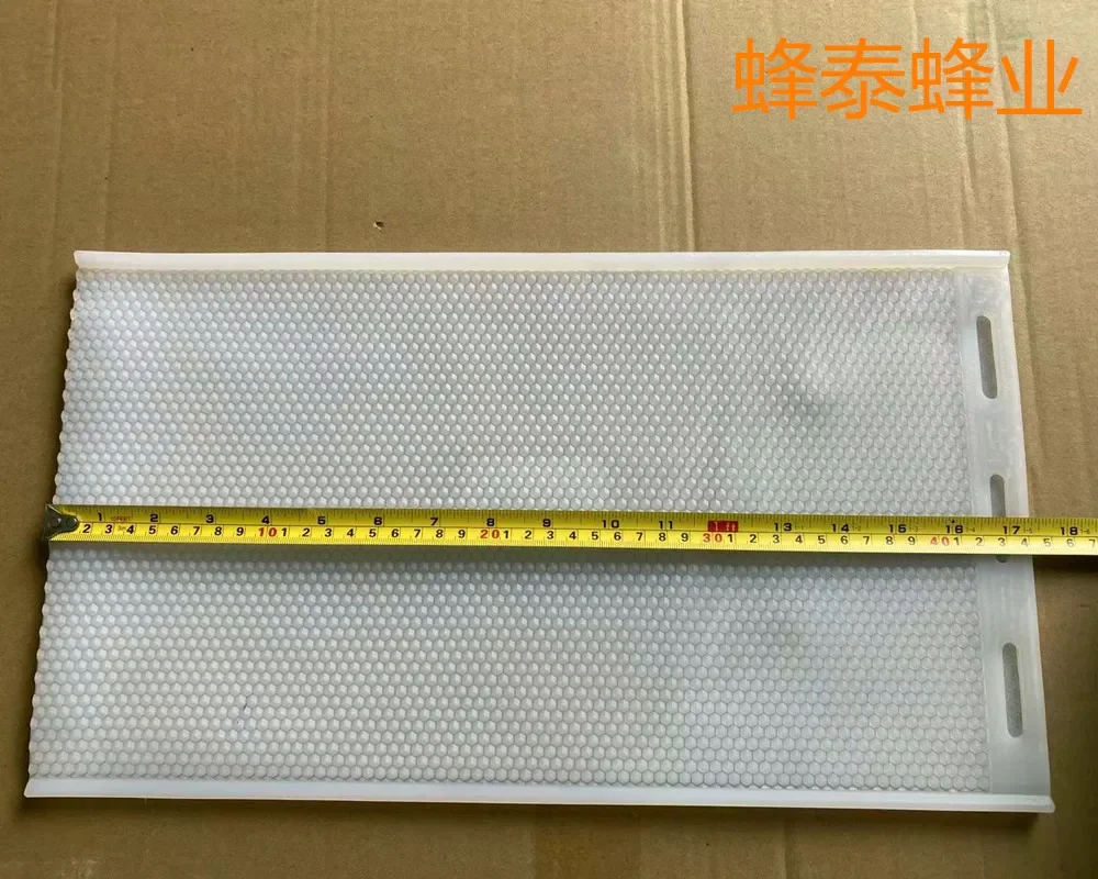 2PCS Rubber Beeswax Press Sheet Mould Foundation Beekeeping Equipment Color Random Bee Hive Basis Press Sheet Mould Tools
