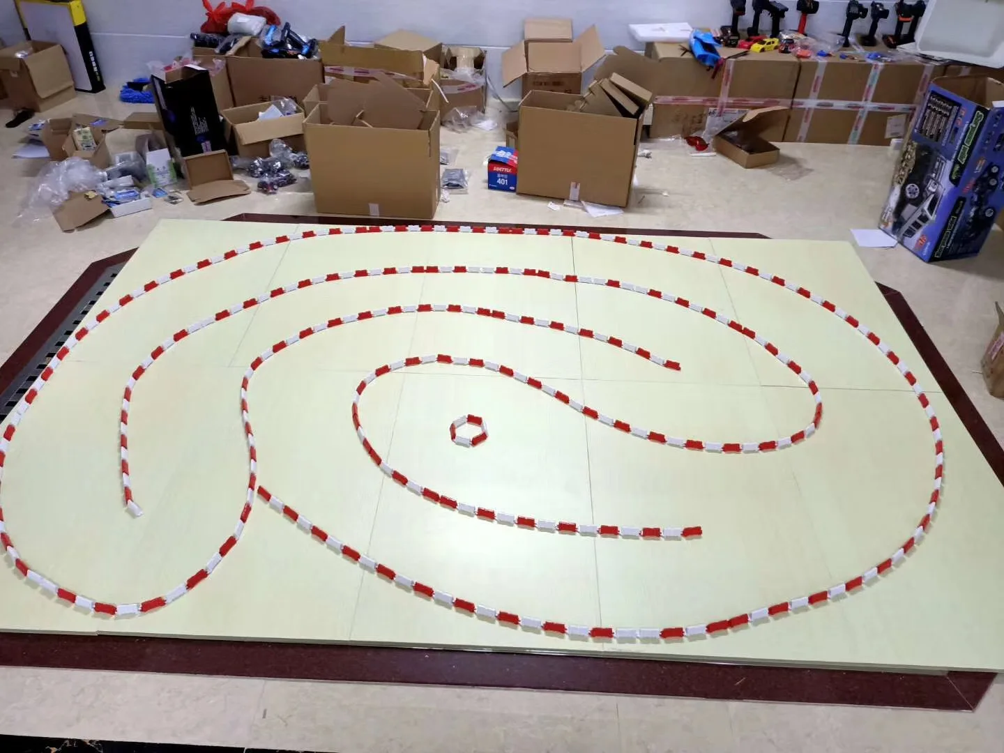 Circuit d'obstacles avec barrières de route RC disposées en slalom pour parfait pour circuit d'obstacles