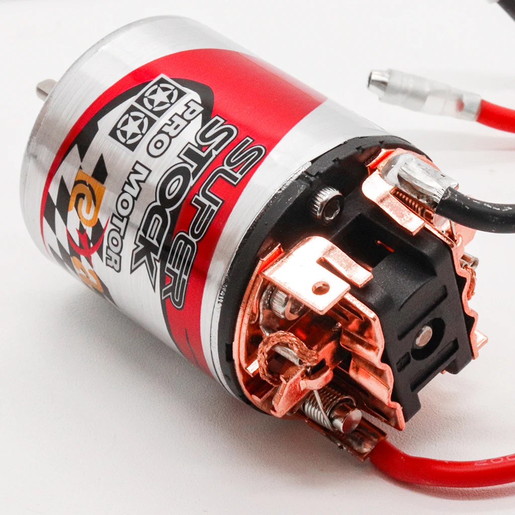 Moteur RC brossé étanche NEEBRC 540/550 installé dans un châssis de voiture 1/10 avec pignons et transmission