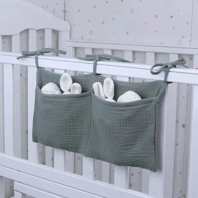아기 침대 보관 가방은 100%면 소재로 만들어져 있고, 두 개의 포켓과 높이 조절이 가능한 벨트가 있어 편리하게 아기 용품을 보관할 수 있습니다.