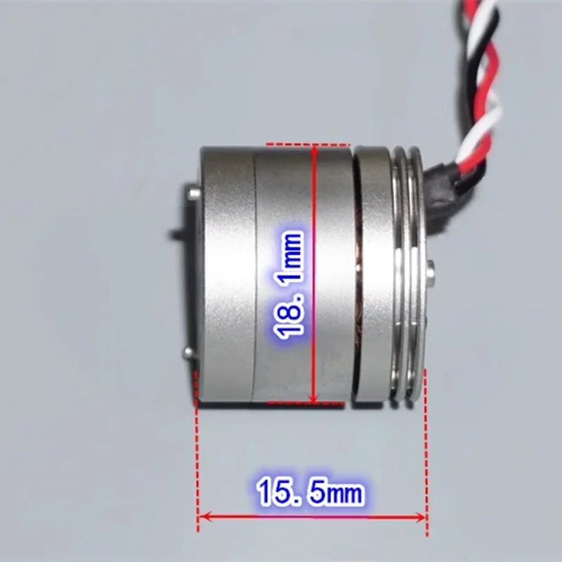 Moteur miniature sans balais 1406 2200KV pour drone FPV course posé sur une surface, avec une hélice transparente attachée.