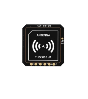 Comparaison de taille du module GPS GEPRC GEP-M10 Nano avec une pièce de monnaie, mettant en avant sa compacité pour un positionnement rapide.