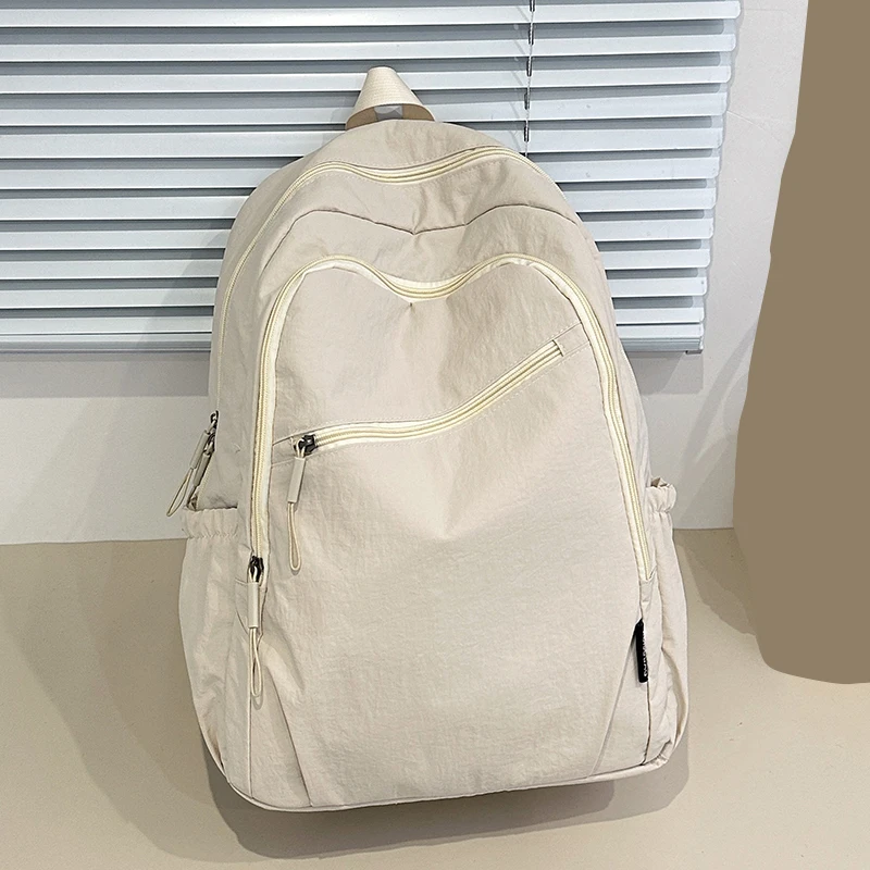 Backpack, large capacity, adjustable shoulder straps, suitable for school, campus travel, and work, with a secure zipper closure