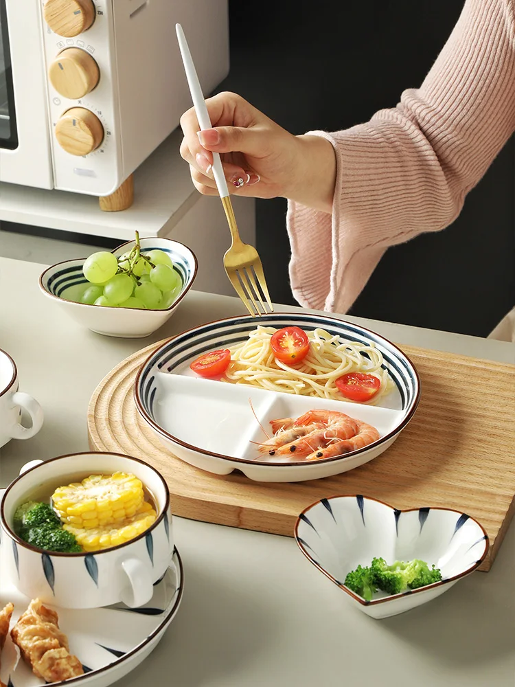 Japanese Ceramic Compartmentalized Plate Home Fruit Vegetable Dinner Plate Round Underglaze Separating Disc Tableware