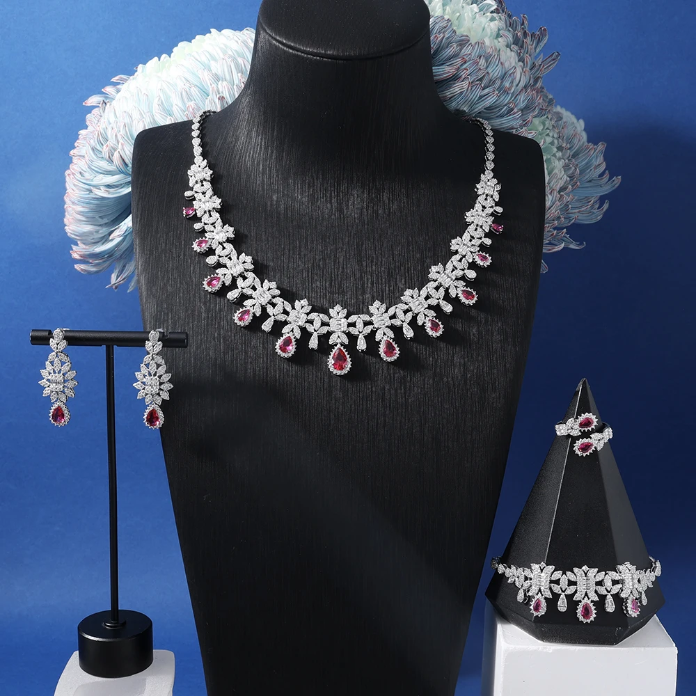 

Женский комплект из колье и серёг