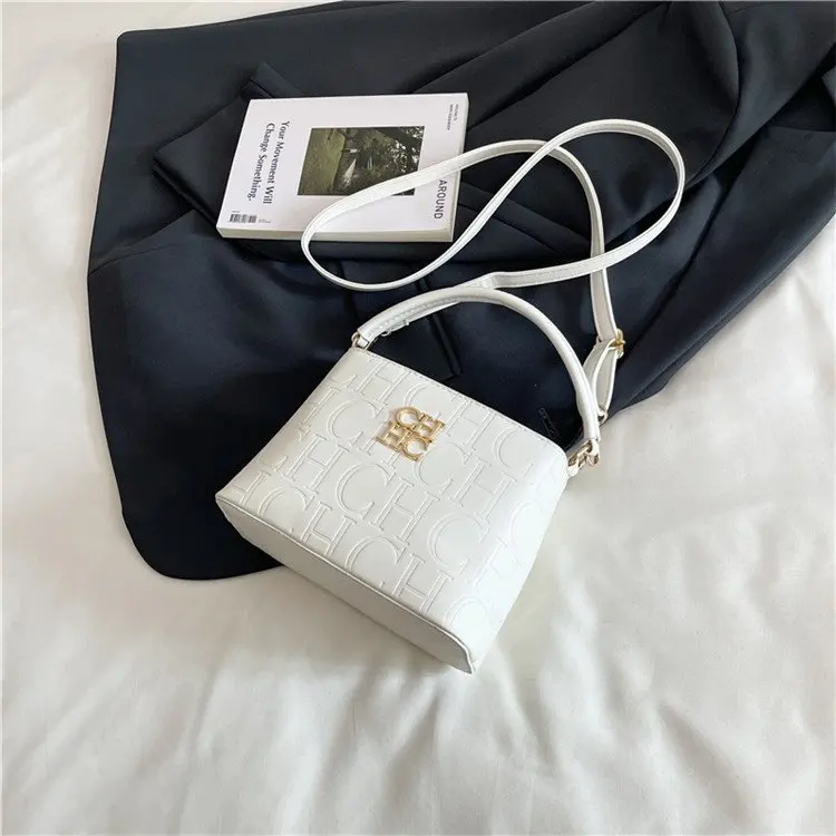 شنطة يد و كتف Shop1105357182 تصميم مونوغرام