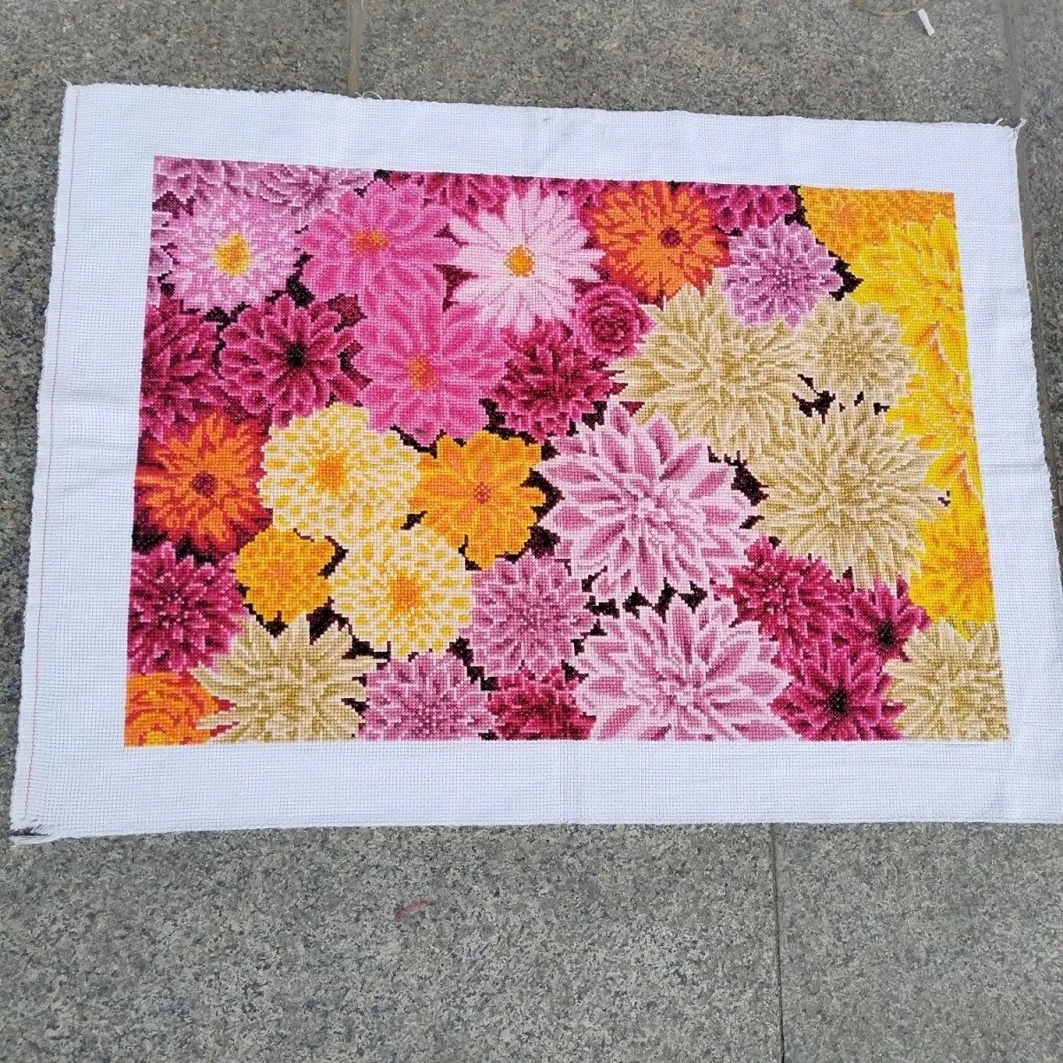 Hand embroidered cross stitch finished product, with flowers blooming in abundance and wealth, peonies blooming in the living