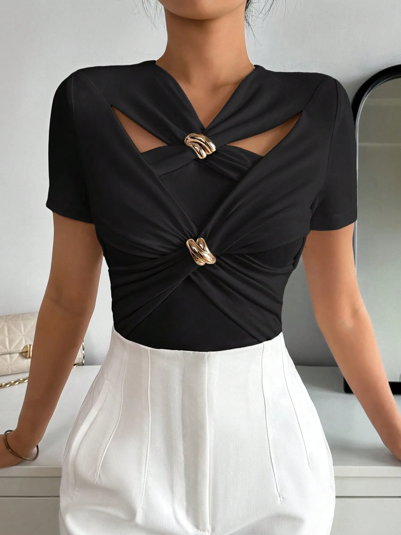 بلوزة صيفية ب مشبك معدني